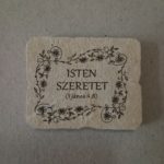 Kő hűtőmágnes, natúr - Kereszt-Média Kft. - Isten szeretet, virágos