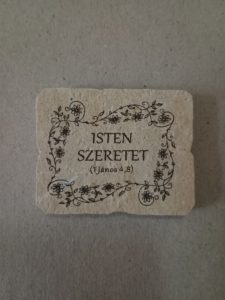 Kő hűtőmágnes, natúr - Kereszt-Média Kft. - Isten szeretet, virágos