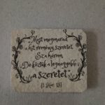 Kő hűtőmágnes, natúr - Kereszt-Média Kft. - Most megmarad, virágos