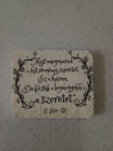 Kő hűtőmágnes, natúr - Kereszt-Média Kft. - Most megmarad, virágos