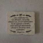 Kő hűtőmágnes, natúr - Kereszt-Média Kft. - ami mögöttem van