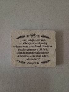 Kő hűtőmágnes, natúr - Kereszt-Média Kft. - ami mögöttem van