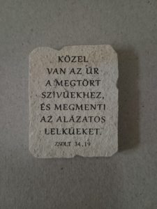 Kő hűtőmágnes, natúr - Kereszt-Média Kft. - Közel van az Úr