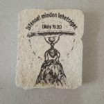 Kő hűtőmágnes, natúr - Kereszt-Média Kft. - Istennel minden lehetséges (hangyás)