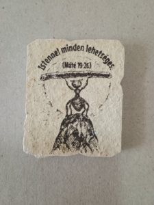 Kő hűtőmágnes, natúr - Kereszt-Média Kft. - Istennel minden lehetséges (hangyás)