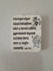 Kő hűtőmágnes, natúr - Kereszt-Média Kft. - Feleséged olyan házad