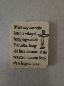 Kő hűtőmágnes, natúr - Kereszt-Média Kft. - Mert úgy szerette Isten a világot
